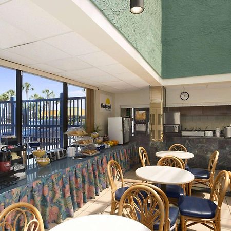 Days Inn By Wyndham Panama City Beach/Ocean Front Exterior photo