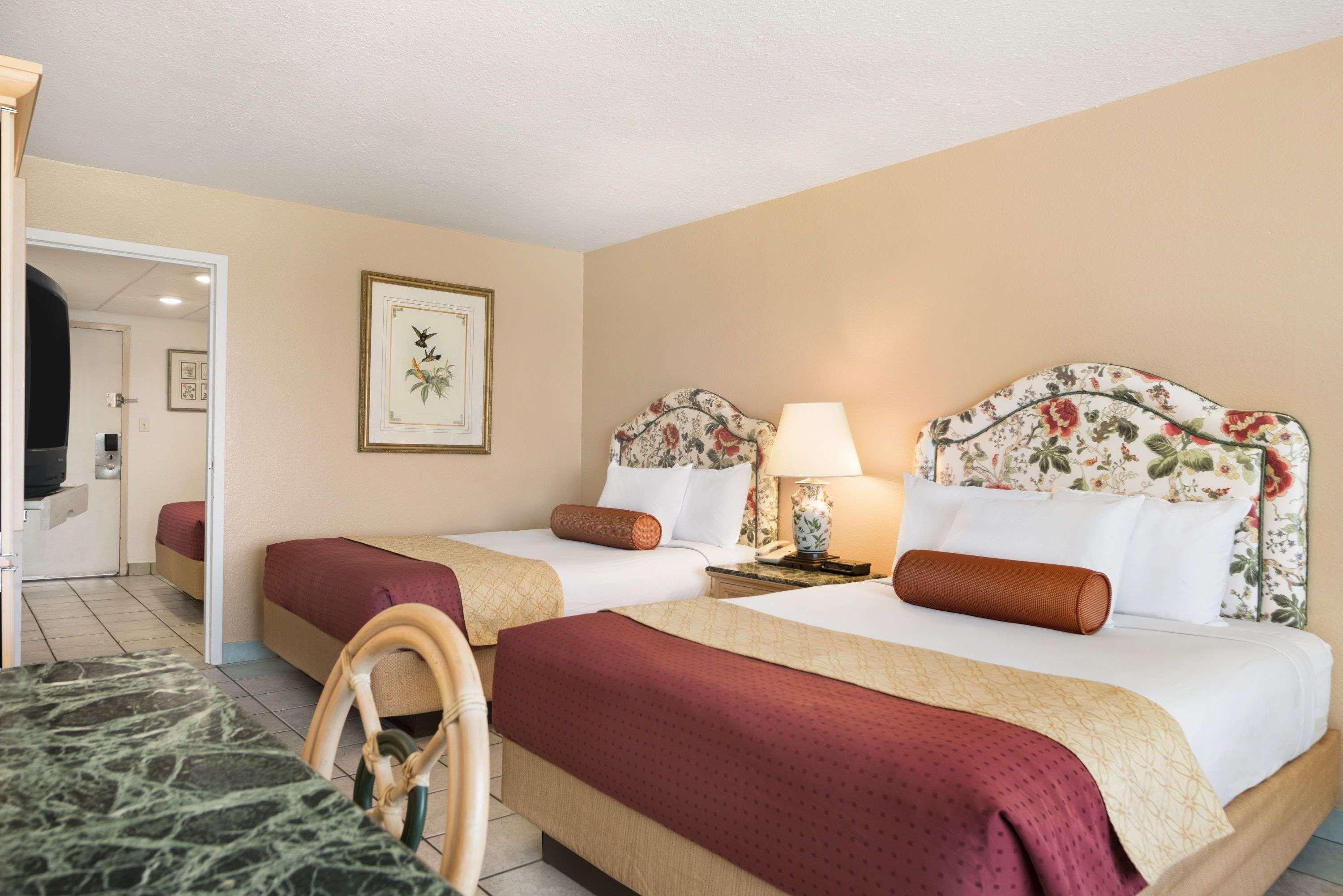 Days Inn By Wyndham Panama City Beach/Ocean Front Exterior photo