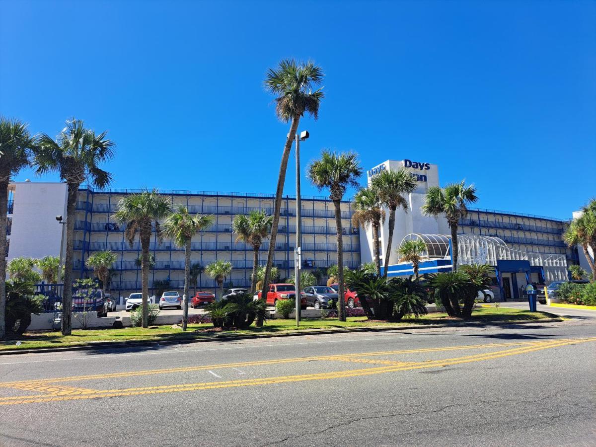 Days Inn By Wyndham Panama City Beach/Ocean Front Exterior photo