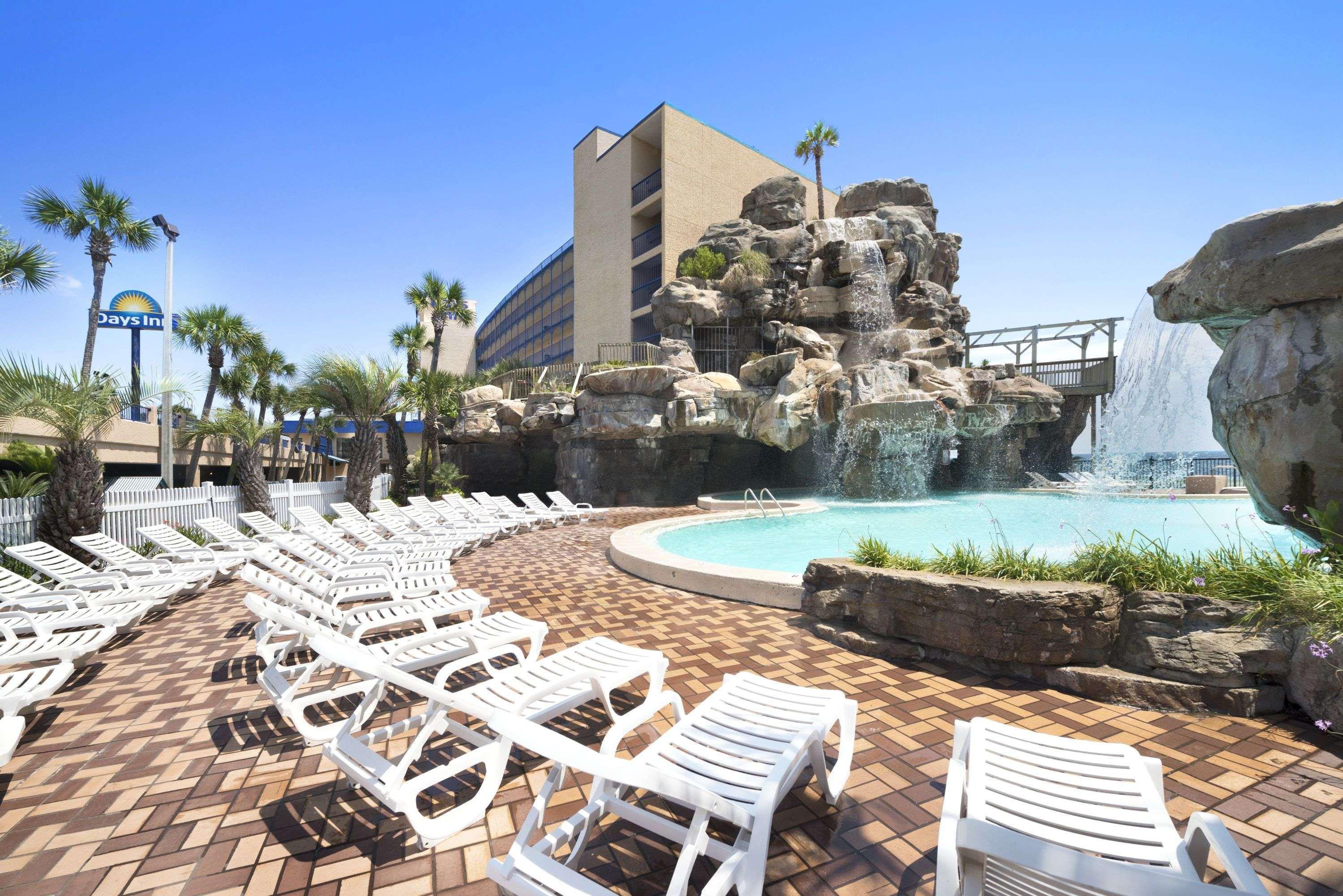 Days Inn By Wyndham Panama City Beach/Ocean Front Exterior photo