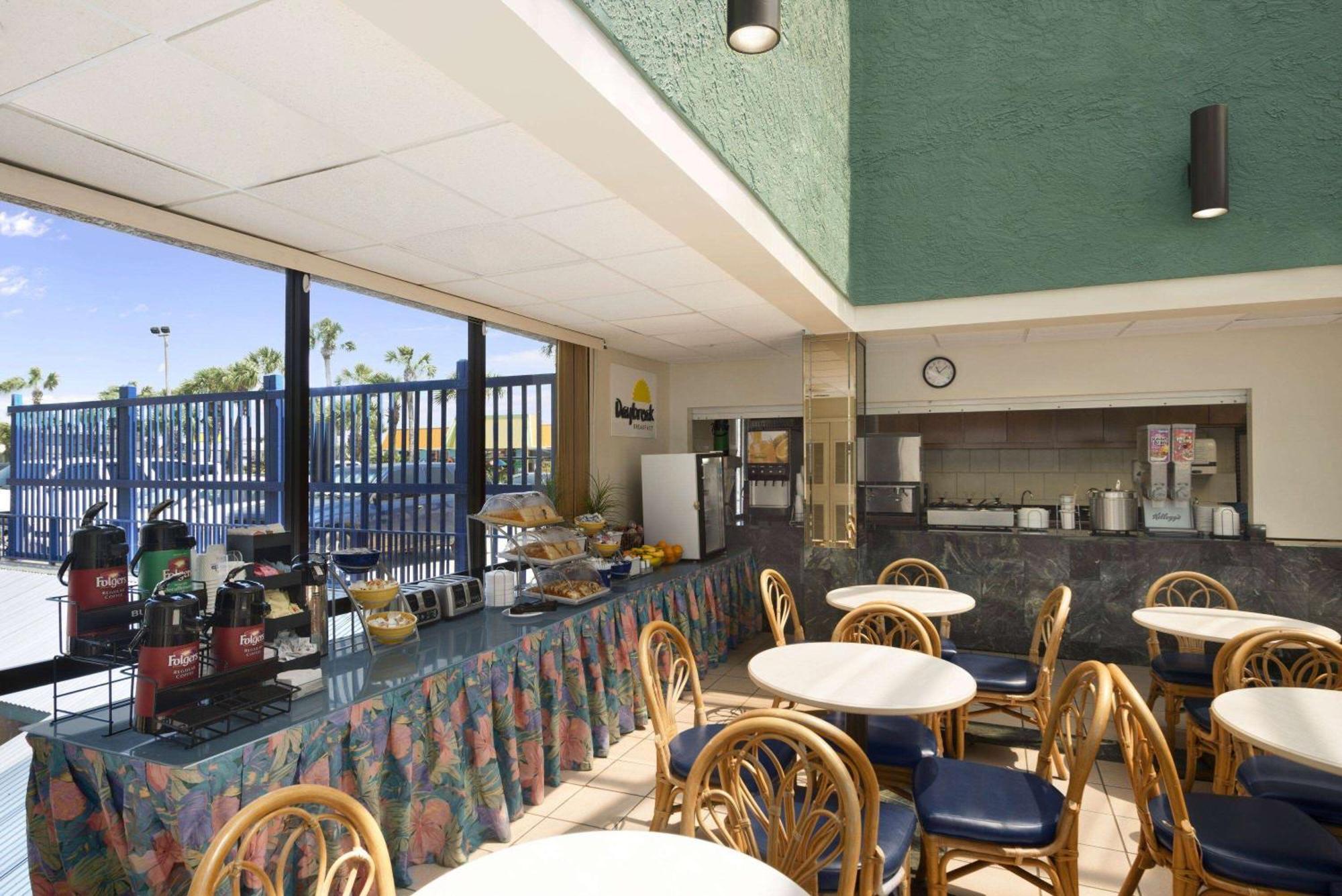 Days Inn By Wyndham Panama City Beach/Ocean Front Exterior photo