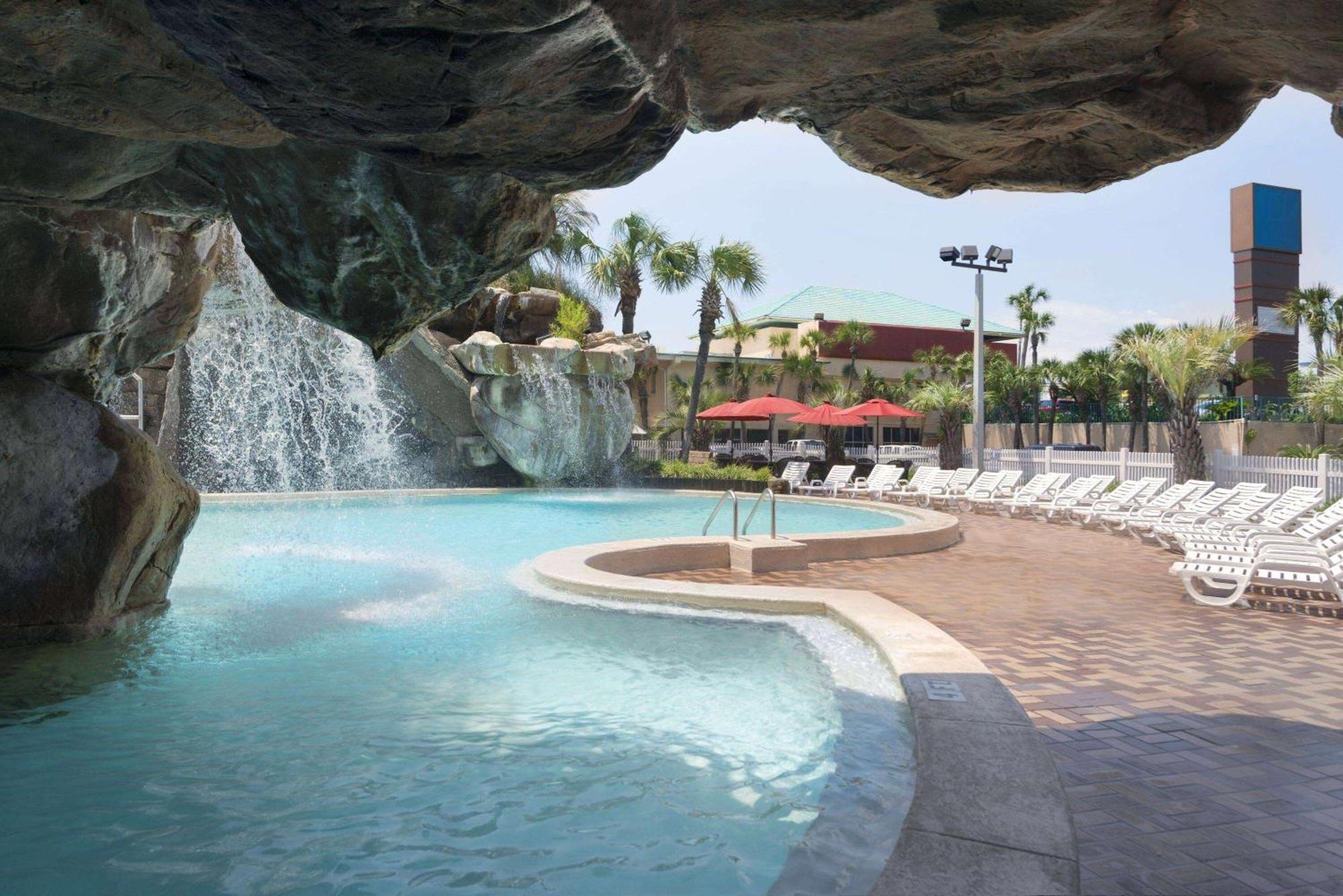 Days Inn By Wyndham Panama City Beach/Ocean Front Exterior photo