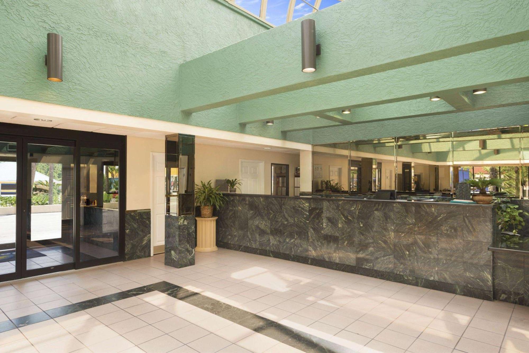 Days Inn By Wyndham Panama City Beach/Ocean Front Exterior photo