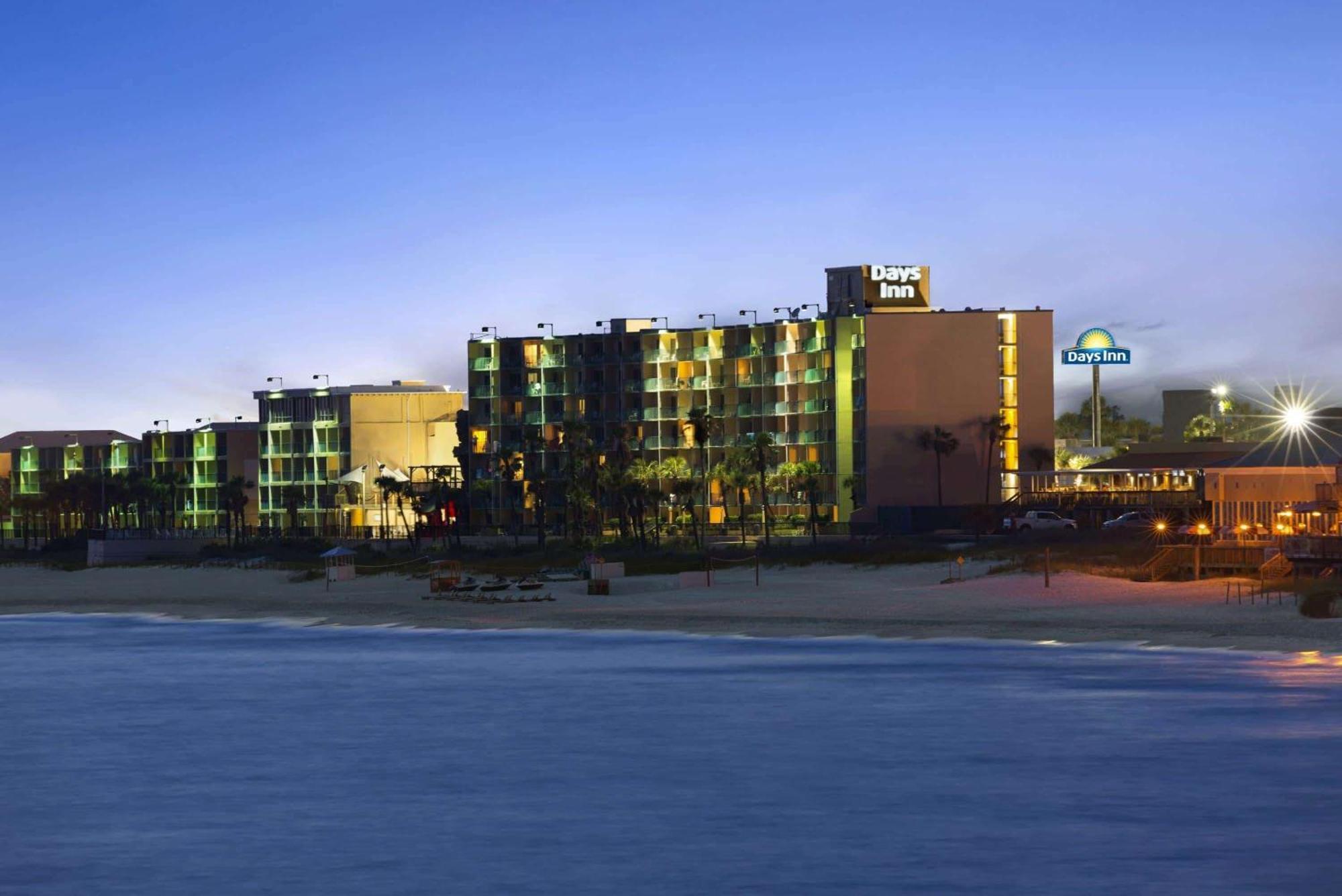 Days Inn By Wyndham Panama City Beach/Ocean Front Exterior photo